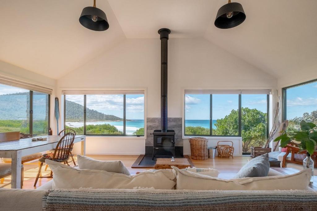 Bicheno House | Silver Moon at Half Moon
