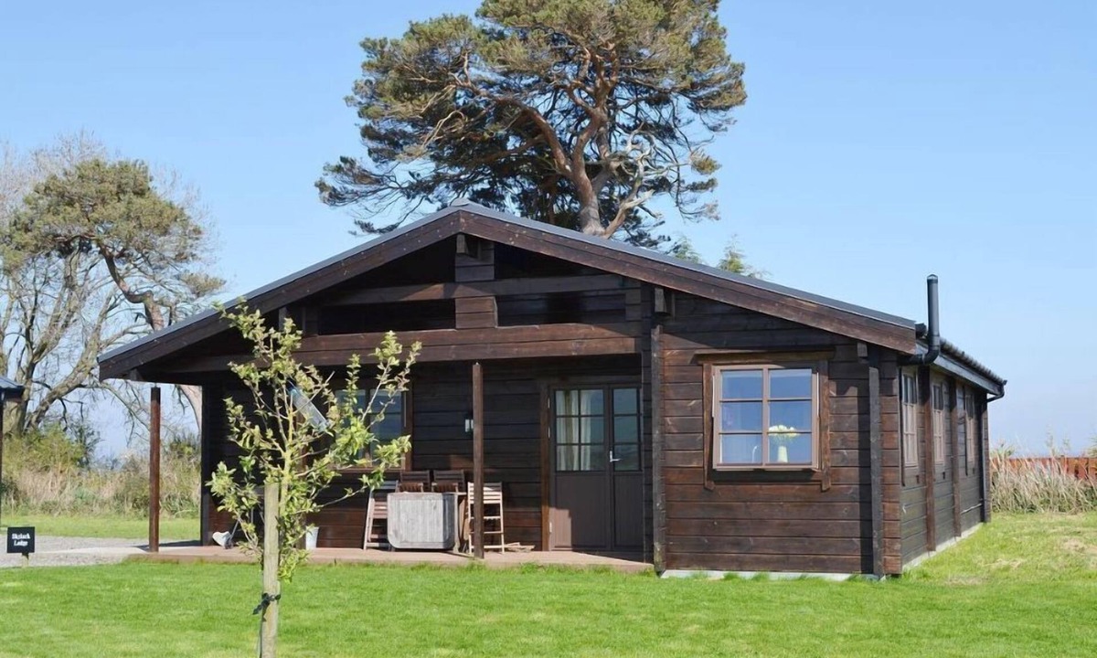 Kirkbean Cottage | Skylark Lodge - A Fabulous and very comfortable seaside log chalet, a minutes walk from the beach an