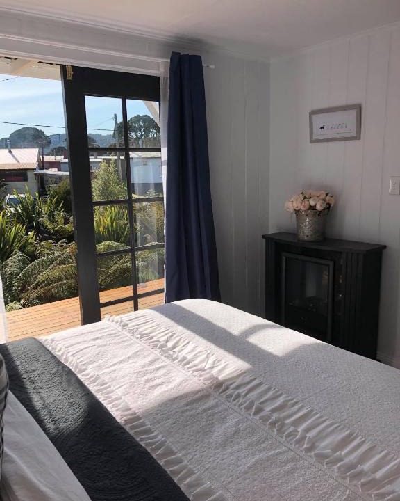 Strahan Bed & Breakfast | Sneaky Peek Cottage