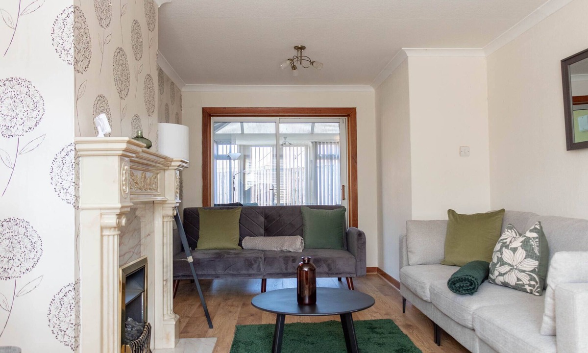 Grangemouth House | Snug Modern Home in Grangemouth