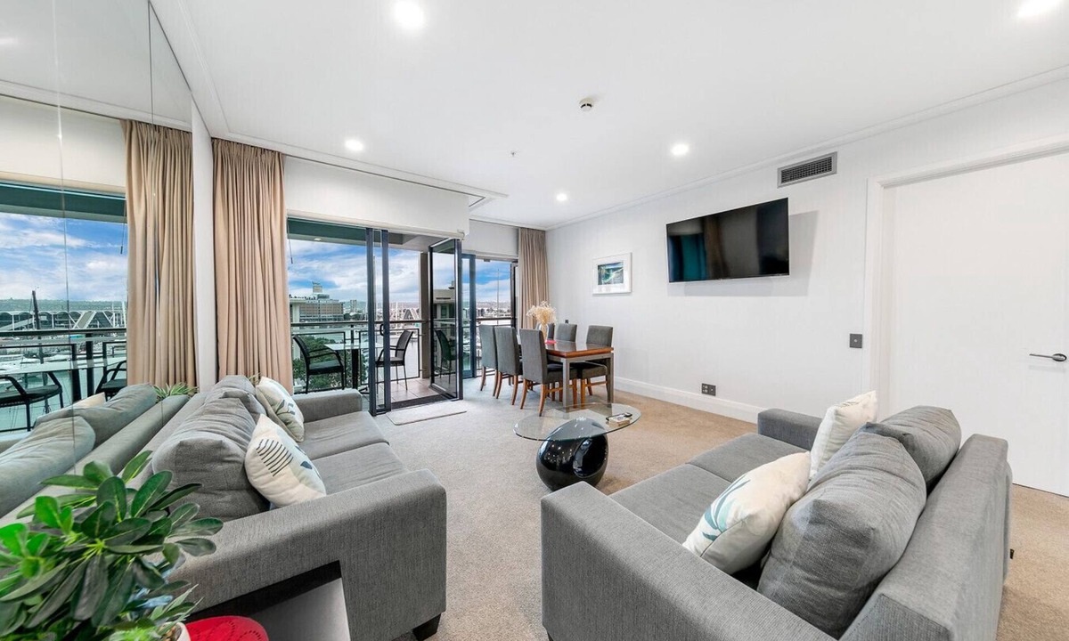 Auckland Central Business District Apartment | Sophisticated Spacious APT w/Stunning Harbour View