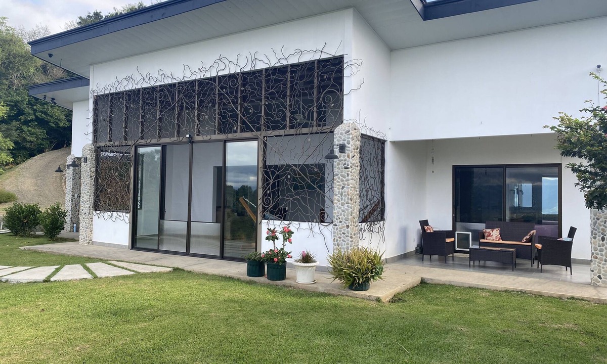 San Isidro de El General House | Spacious 2 BR/2 BA Home w/Organic Farm, Greenhouse and Breathtaking Views.