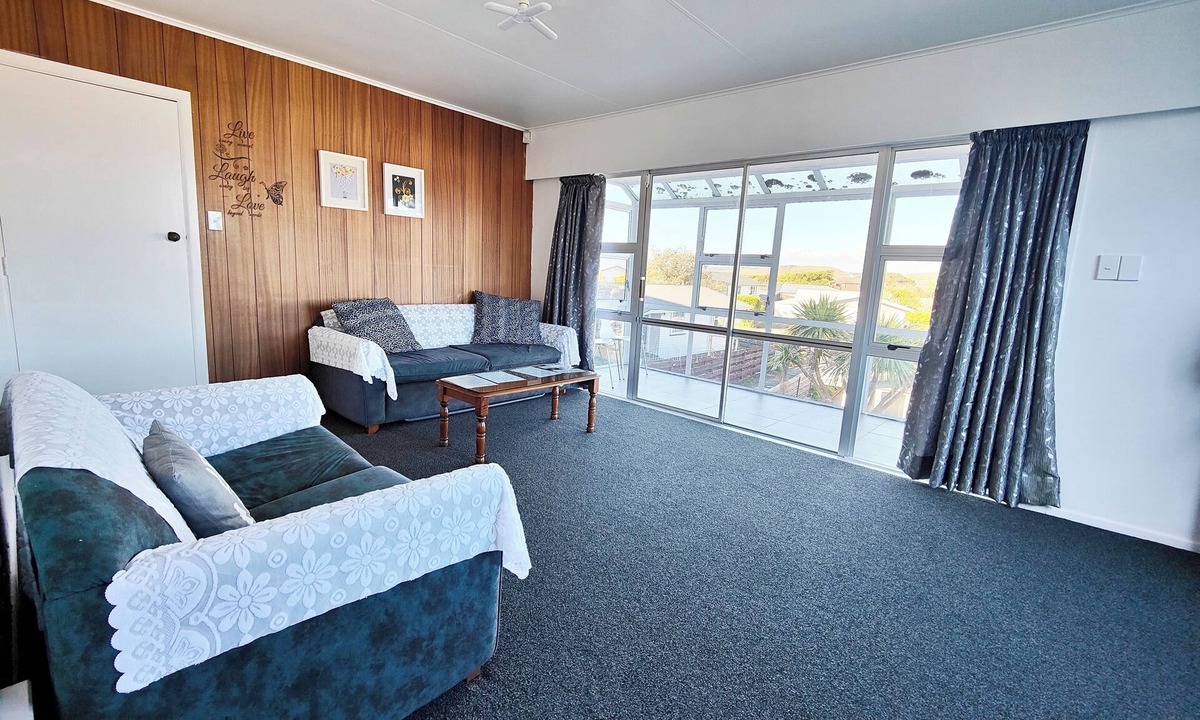 Johnsonville House | Spacious 5-bedroom house in awesome Wellington with AC