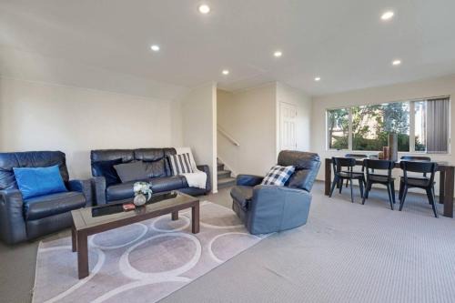 Mount Roskill House | Spacious Central 4BR Home in Mt Roskill w Parking