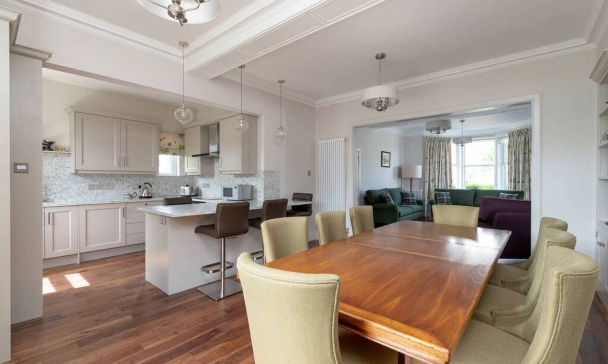 St. Andrews House | Spacious, Central and Modern 4 Bedroom Property on Lade Braes