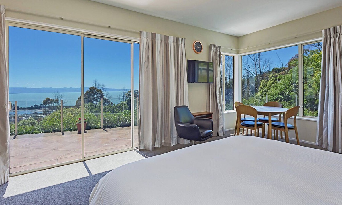 Tahunanui Apartment | Spacious, Comfortable, Sunny Nelson studio with Sea Views!