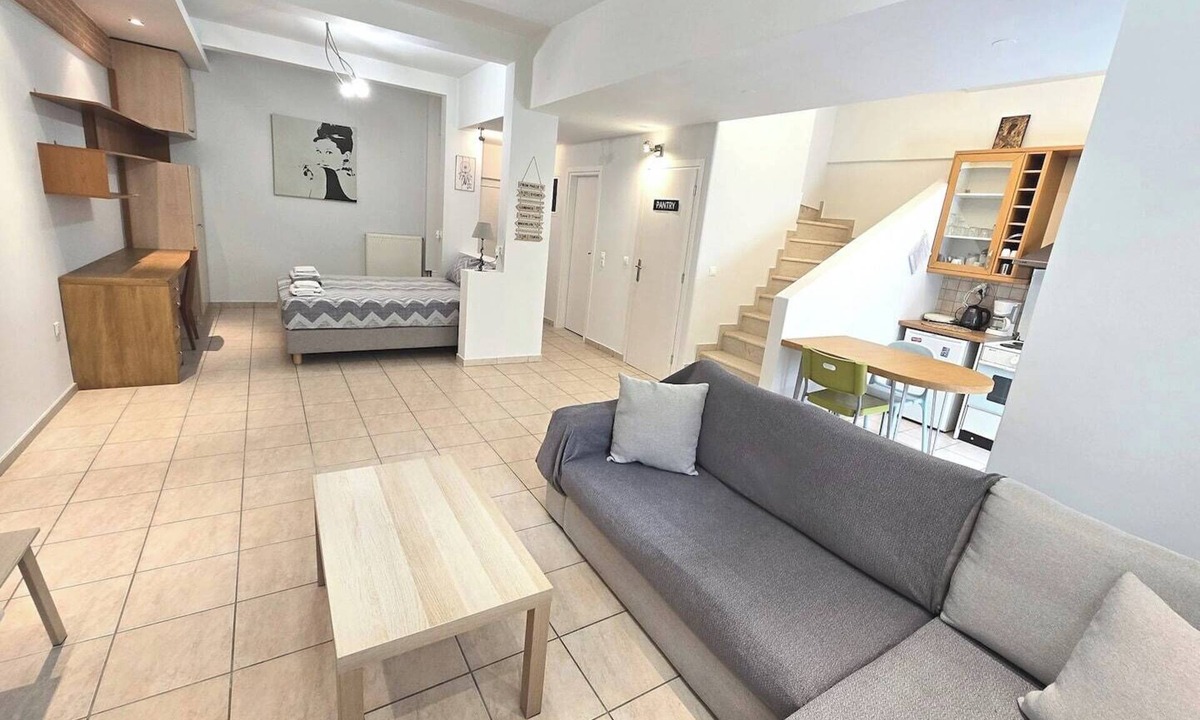 Marousi Apartment | Spacious cosy studio w/100mbps Fiber@Home WiFi in very safe & quiet area!