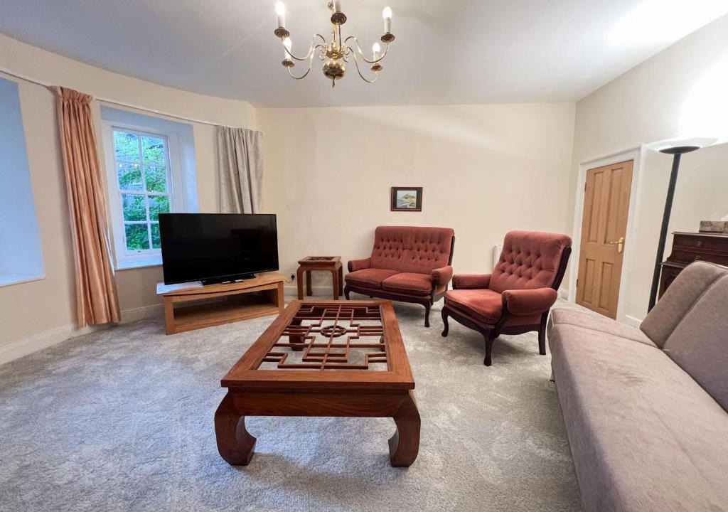 New Town Apartment | Spacious Flat Sleeps 8 near Princes Street