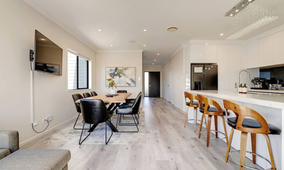 Auckland House | Spacious Home | 2 Lounges, Gym & Deck near Manukau