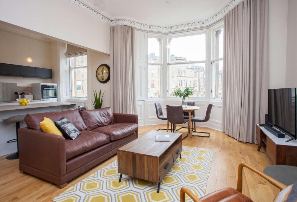 Kelvinbridge Apartment | Spacious Period Property in Glasgow