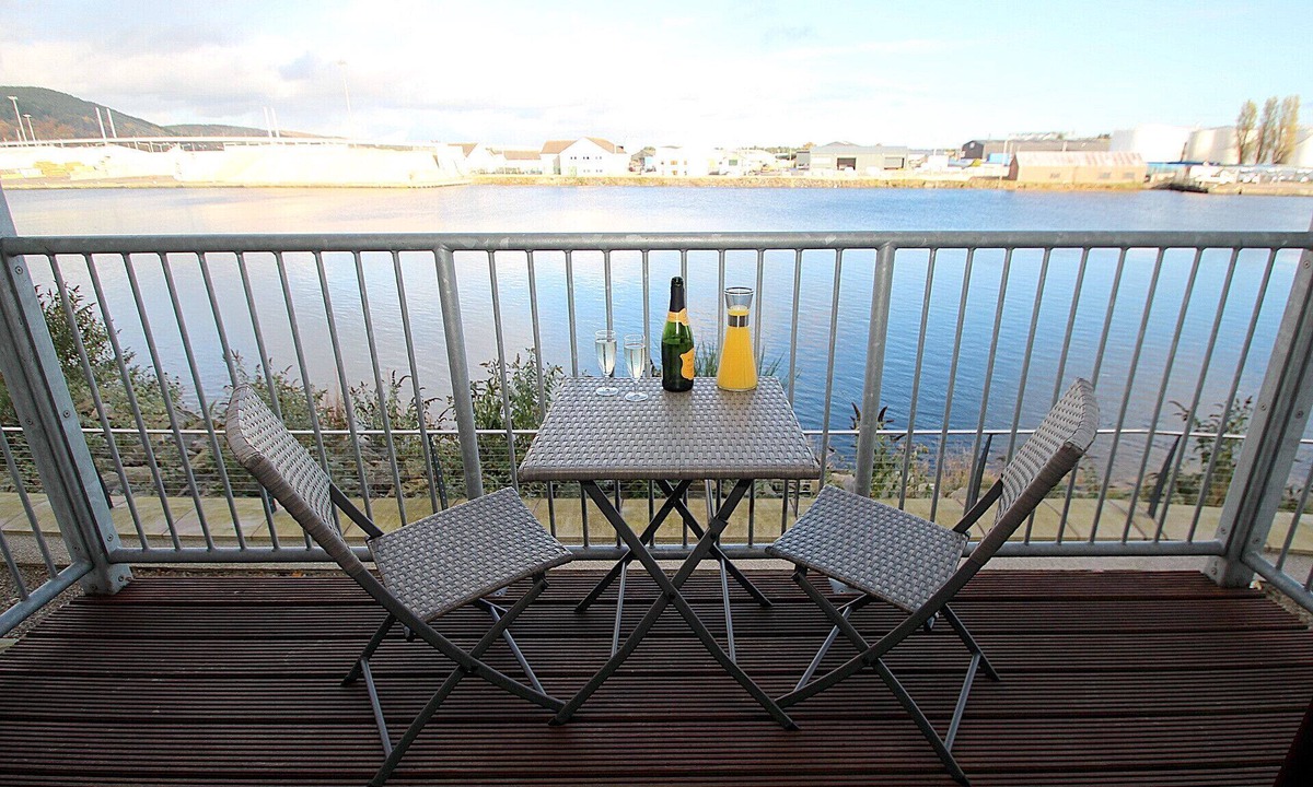 Inverness Apartment | Spacious Riverside 2BR Apartment - City Centre