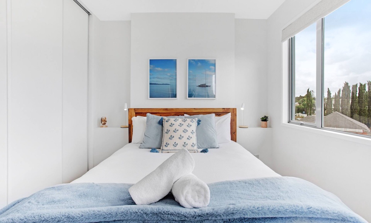 Takapuna Apartment | Spacious Stylish 2BR Carpark Pool Aircon