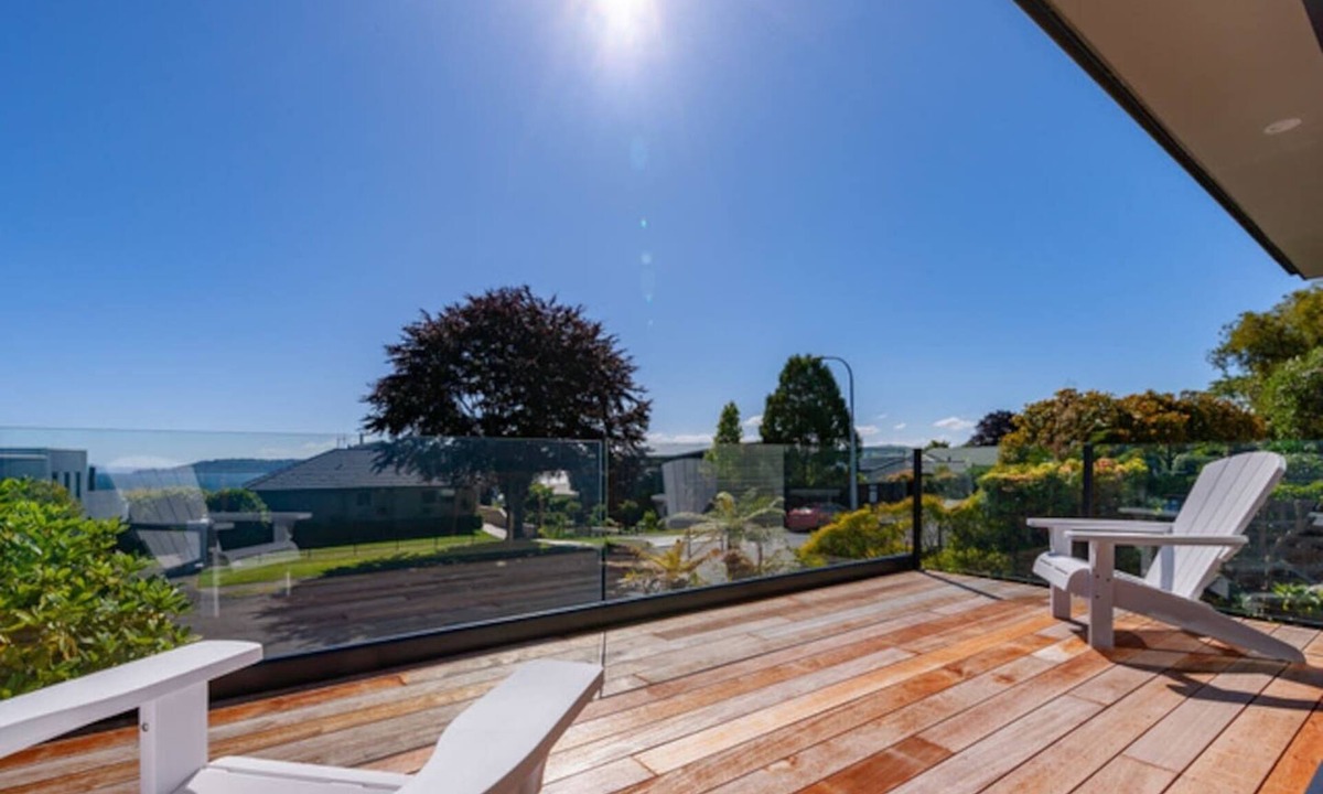 Hilltop House | Spectacular Views - Walk to Lake