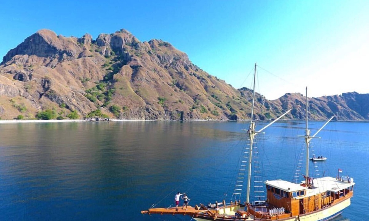 Labuan Bajo Boat Rental | stay on pirate ship at komodo , Indonesia