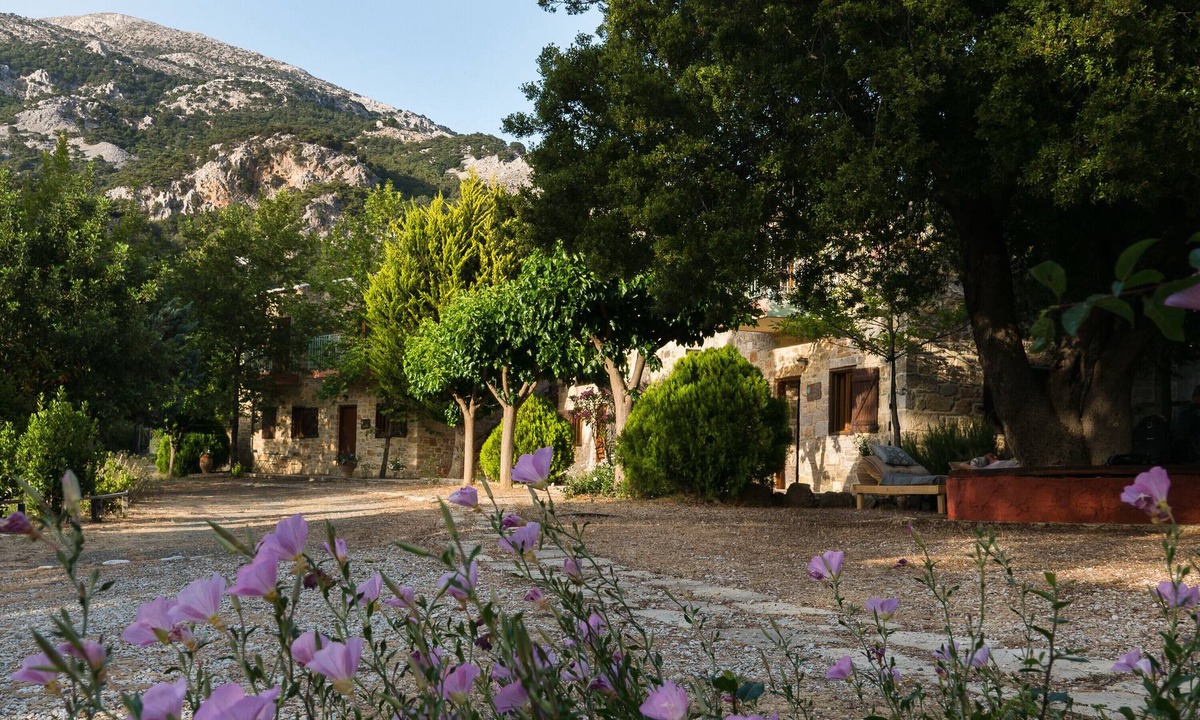 Kato Simi Apartment | Studio Apartment 'Akros Oreon, Omalos' with Mountain View, Private Terrace and Wi-Fi