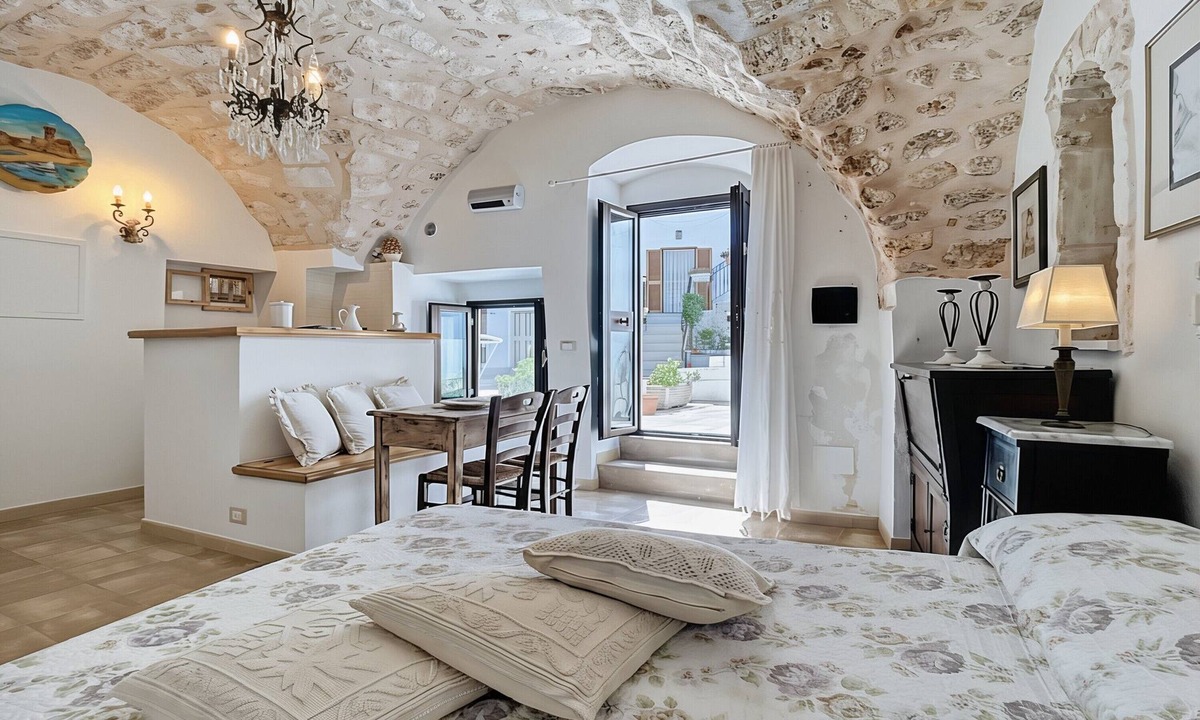 Monte Sant'Angelo Apartment | Studio 'Le Antiche Mansioni 1' with Air Conditioning