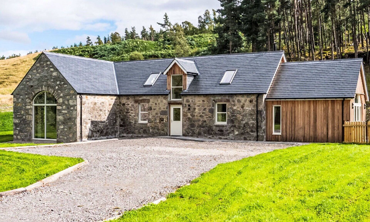 Corrimony House | Stunning private villa for 6 guests with WIFI, TV, terrace and pets allowed