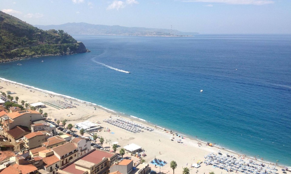 Pizzo Apartment | Stunning Studio holiday apartment for 3 on resort, close to beach with 2 pools
