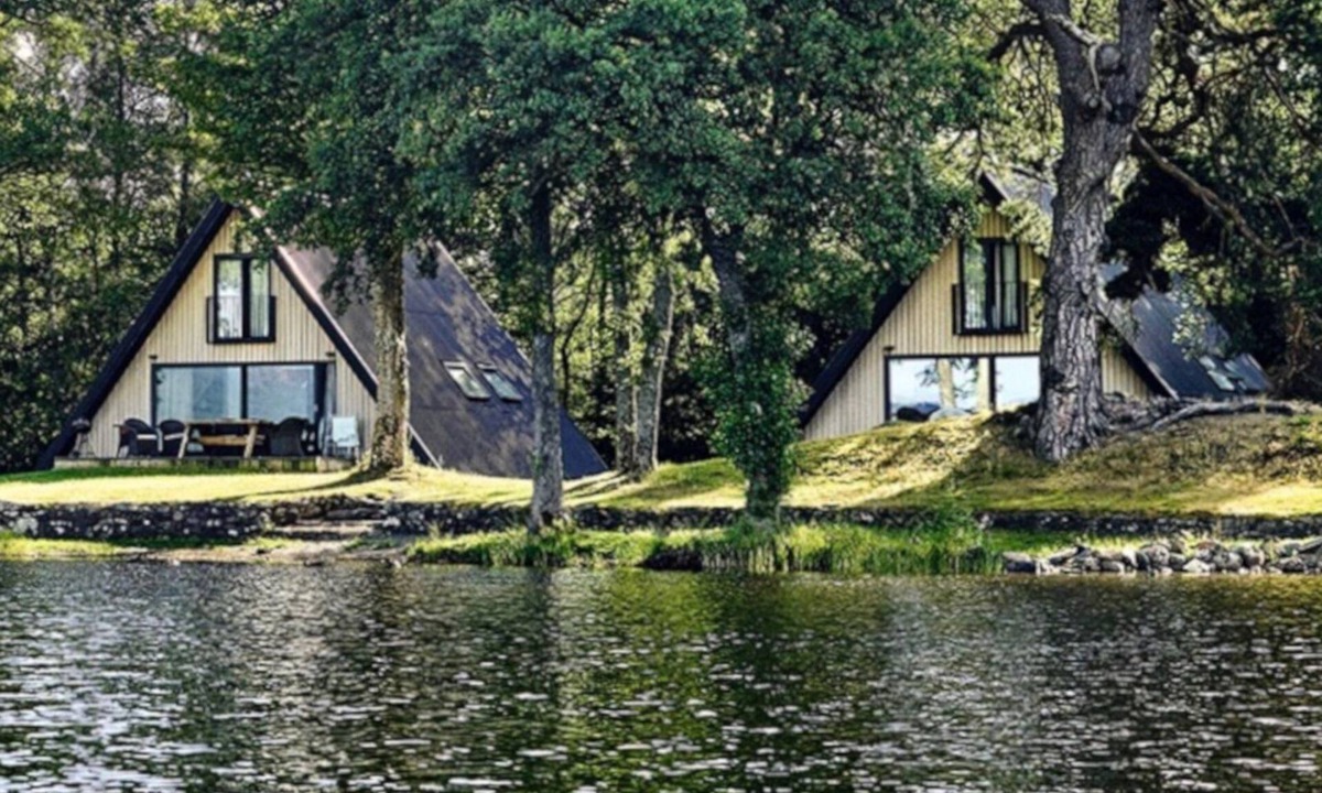 Port of Menteith Ski Chalet | Stunning Waterfront Lodge