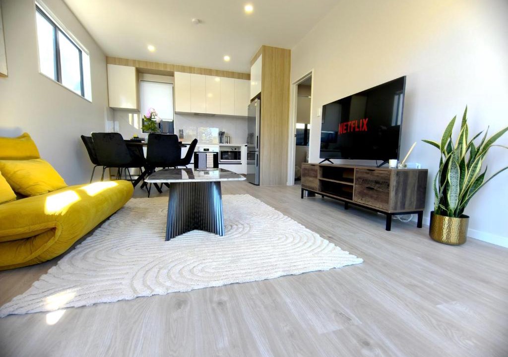 Botany Downs Villa | Stylish 4BR Home, Netflix, Walk to Eateries and Schools