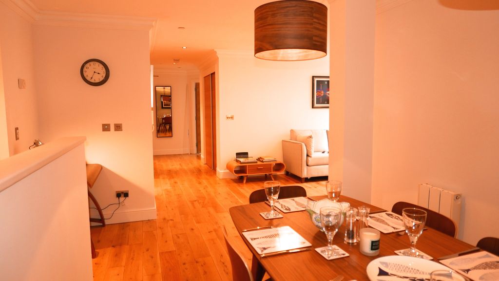 Kelvinbridge Apartment | Stylish and luxurious apartment within architectural landmark in Glasgow