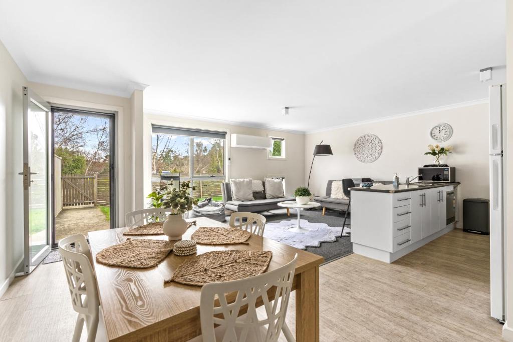 Ravenswood Apartment | Stylish and Spacious Launceston Villa + Free Wifi