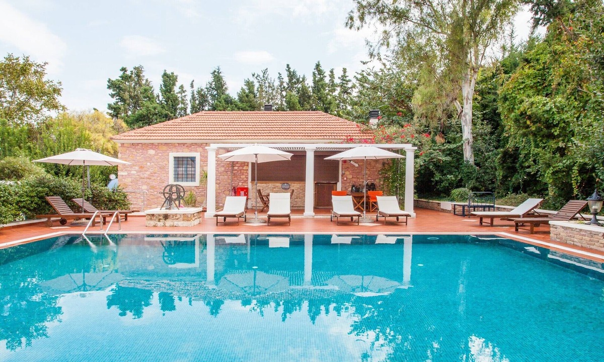 Pyrgos Psilonerou Apartment | Stylish Art Deco Apartment Close To The Beach