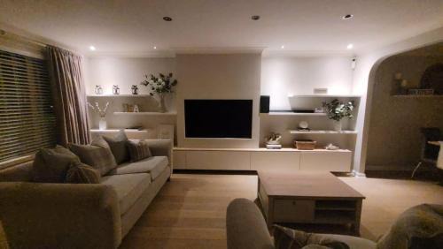 Pollokshaws House | Stylish, Modern 3 bedroom house, free parking x 2