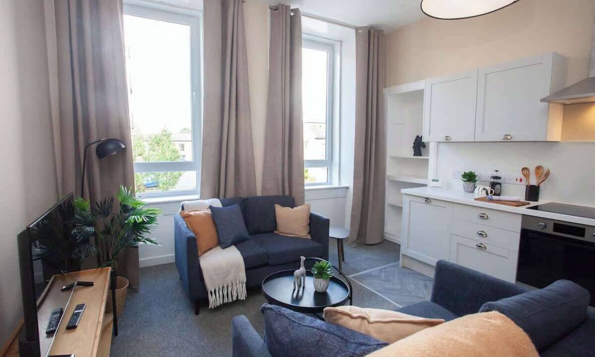 Glasgow House | Stylish Southside 3 Bedroom Flat with Free Parking