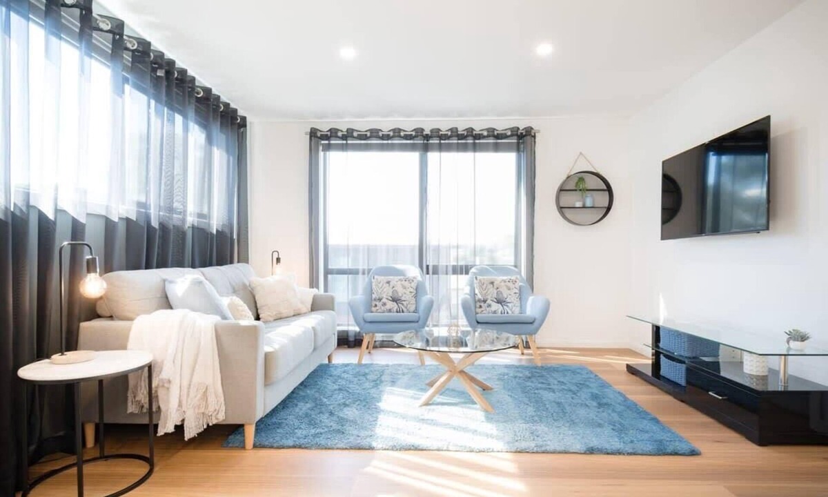 West Launceston Apartment | Sunny Delight: WiFi & Parking