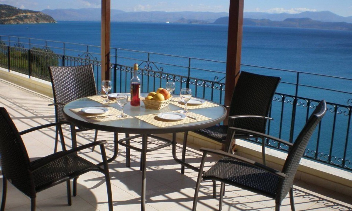 Kefalari Apartment | Sunrise 2 Apartment - Beautifully Located Air Conditioned Apartment Above Beach