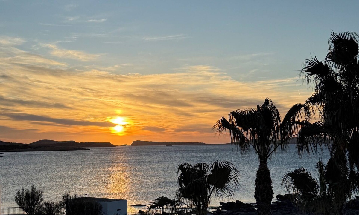 San Antonio Bay Apartment | Sunset Views on the Sea, Ibiza Waterfront Apartment 3 Bd 2 Baths Sleeps 6-8