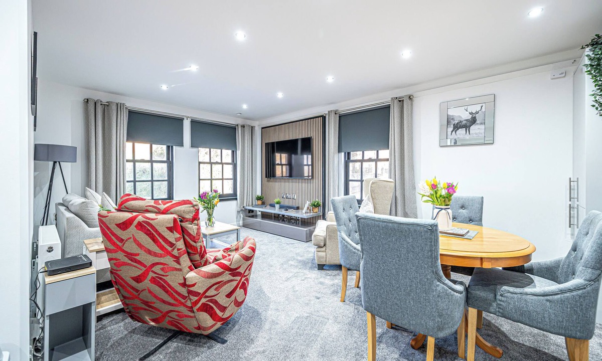 Dunfermline Apartment | Super Prime Abbey + Free Parking by Three Bridges Apartments