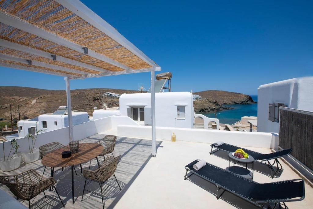 Xilokeratidi Apartment | Superior 3 Beachfront Suite Hot tub and Seaview