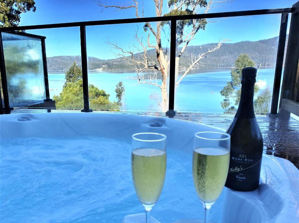 Dover House | The Beach House- private jacuzzi and wood fire!