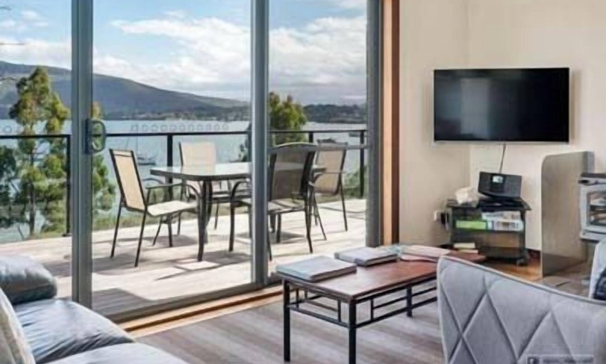 Dover Apartment | The Beach House- stunning views and private hot tub