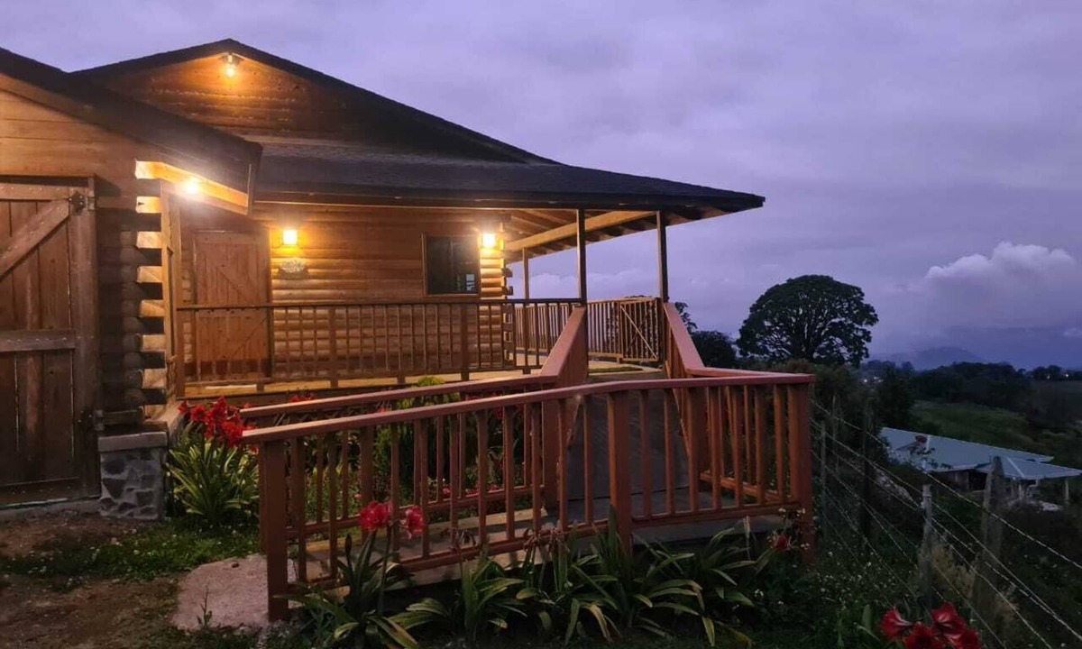 Pacayas Cabin | THE CABIN OF THE LILIES. NEAR VOLCANO IRAZU AND TURRIALBA. 100 MEGAS-