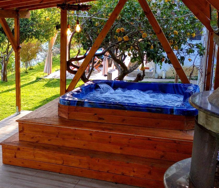 Nikopolis Apartment | The Elysian at Nicopolis jacuzzi