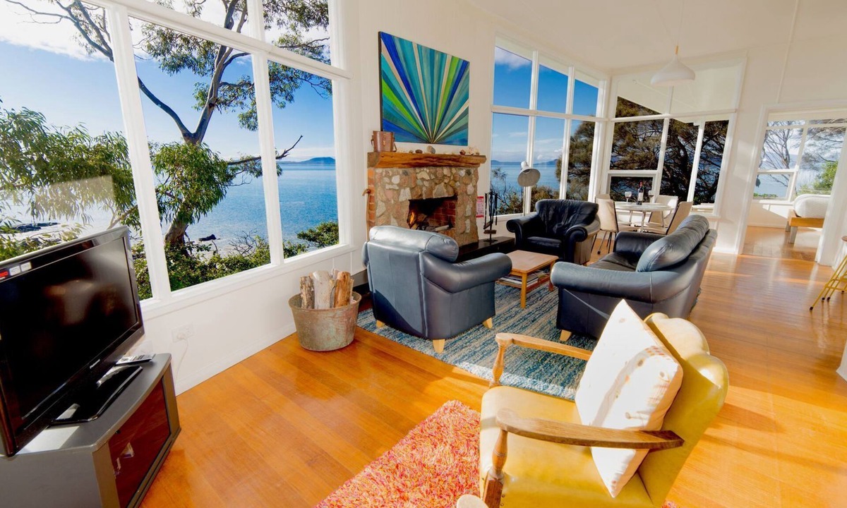 Swansea House | The Hideaway at Swansea - absolute beachfront