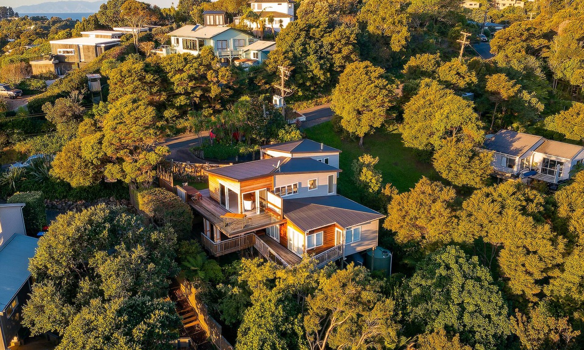 Waiheke Island Villa | The Kingfisher House - Oneroa