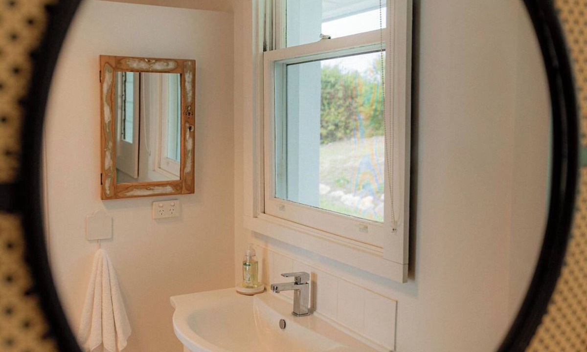 St Helens Apartment | The Little Pearl - Front row at Beauty Bay
