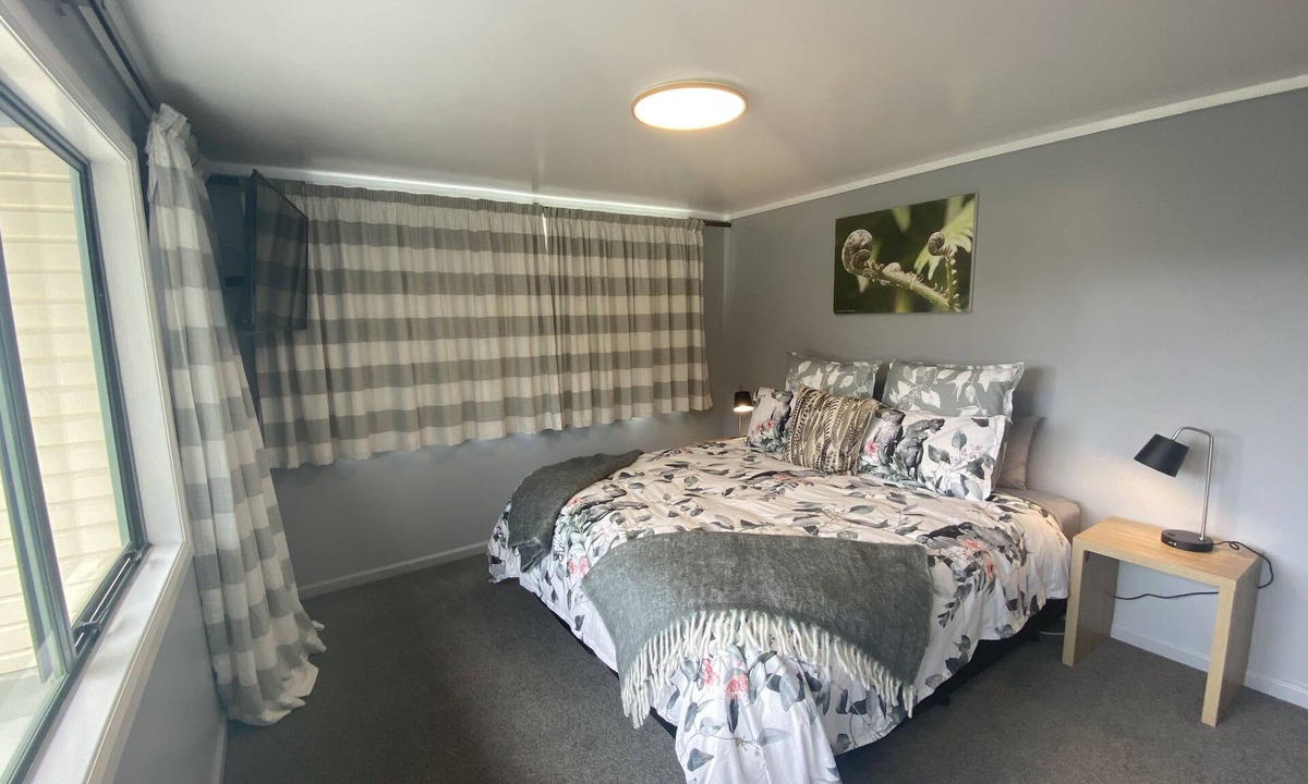 Maketu Villa | The luxurious Okurei Villa come and relax on the balcony with a glass of wine