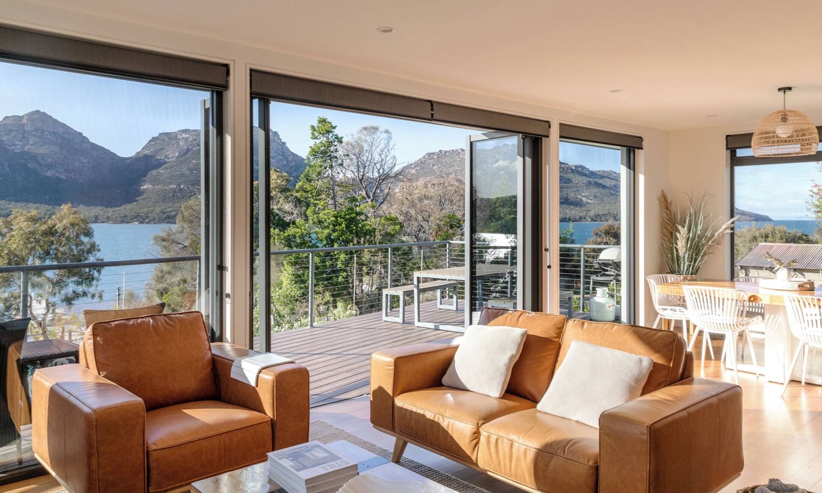 Coles Bay House | The Moorings at Freycinet. Beachfront. Panoramic Mountain Views. Free wifi.