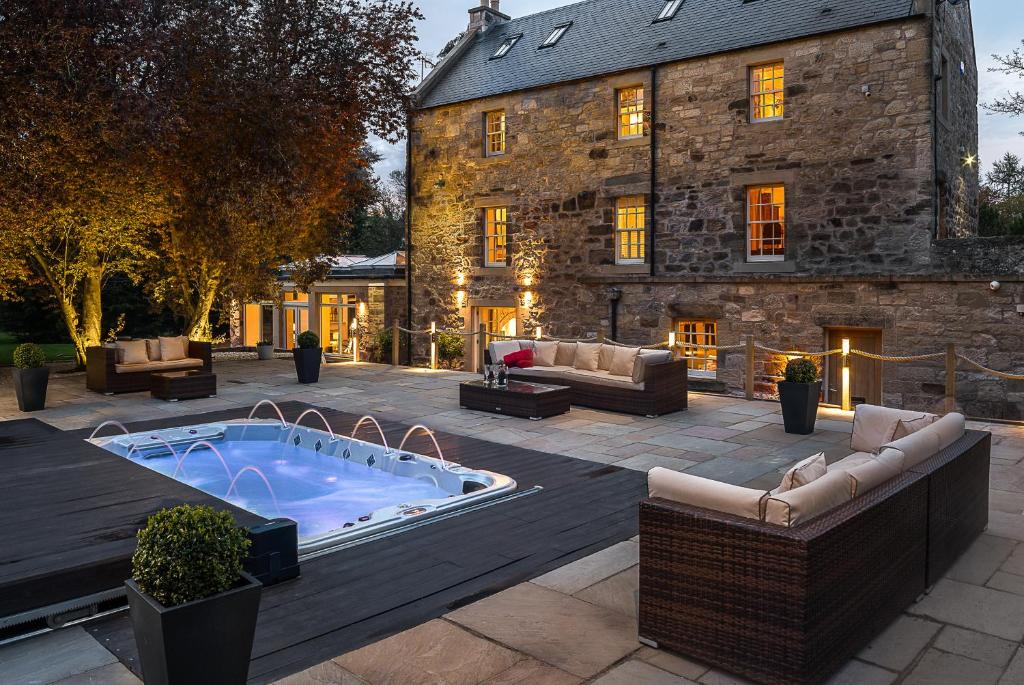 Dalkeith Villa | The Old Millhouse - Luxury Retreat with Sauna, Cold Plunge, Yoga & Swim SPA