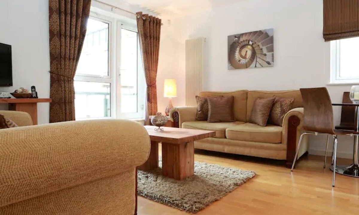 Old Town Apartment | The Park - Holyrood Road Apartment with free parking and lift access