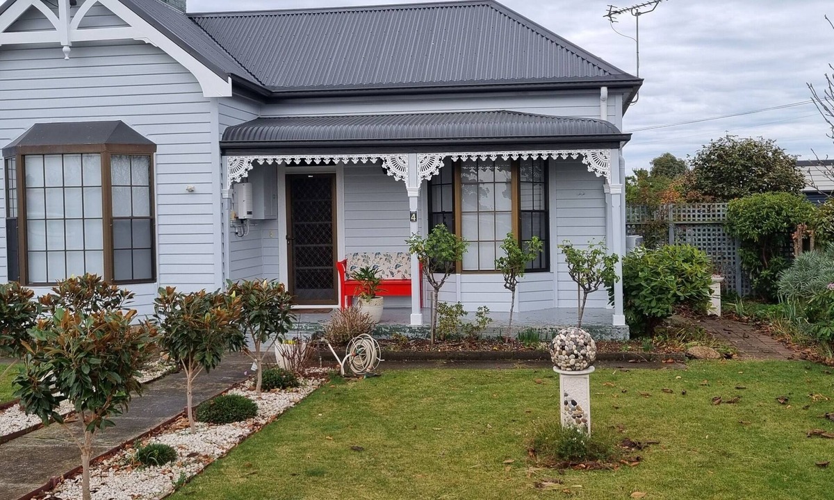 Ulverstone Apartment | The Red Door - 1 Bedroom Studio and Bfstn