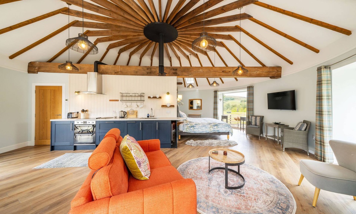Dunkeld Cottage | The Roundhouse - a cottage that sleeps 2 guests in 1 bedroom