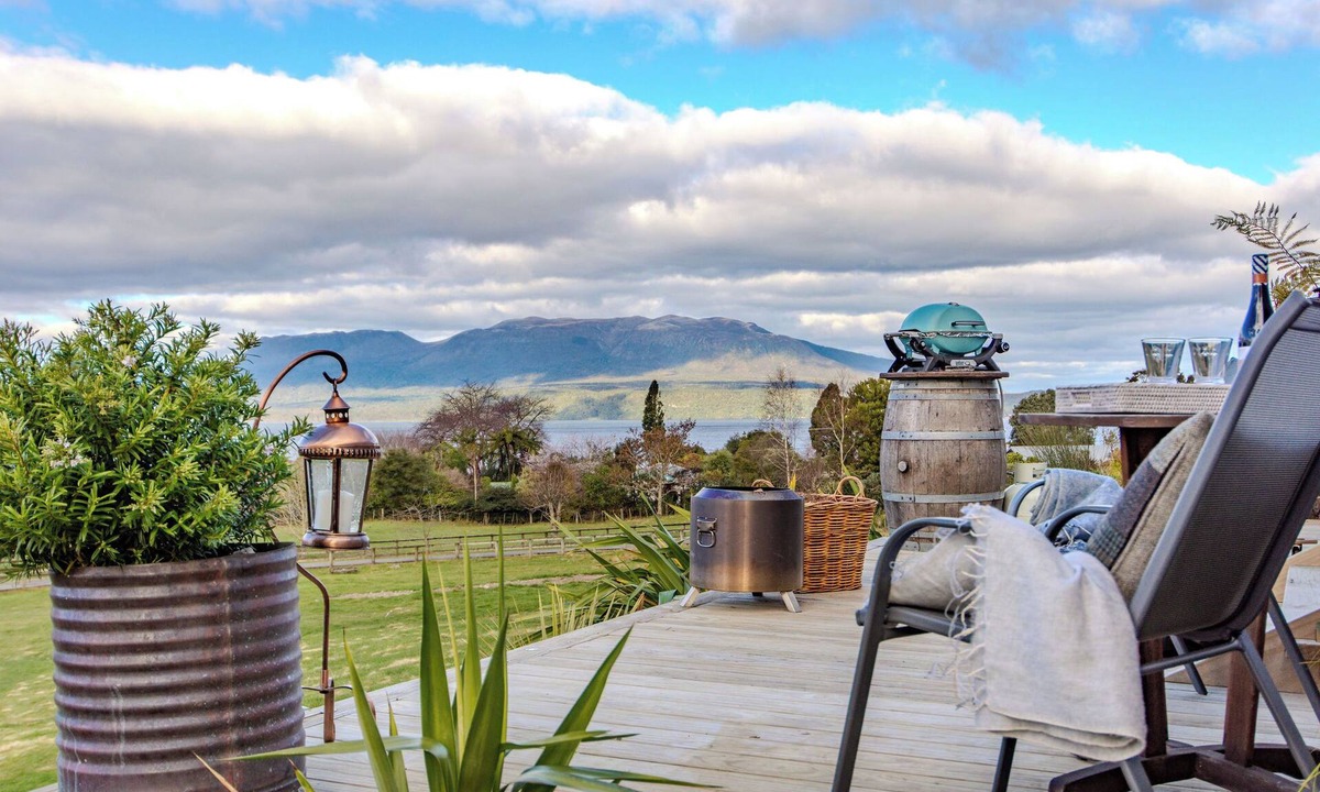 Lake Tarawera Cabin | The Shepherds Legacy hut with lake and mountain views/pet friendly
