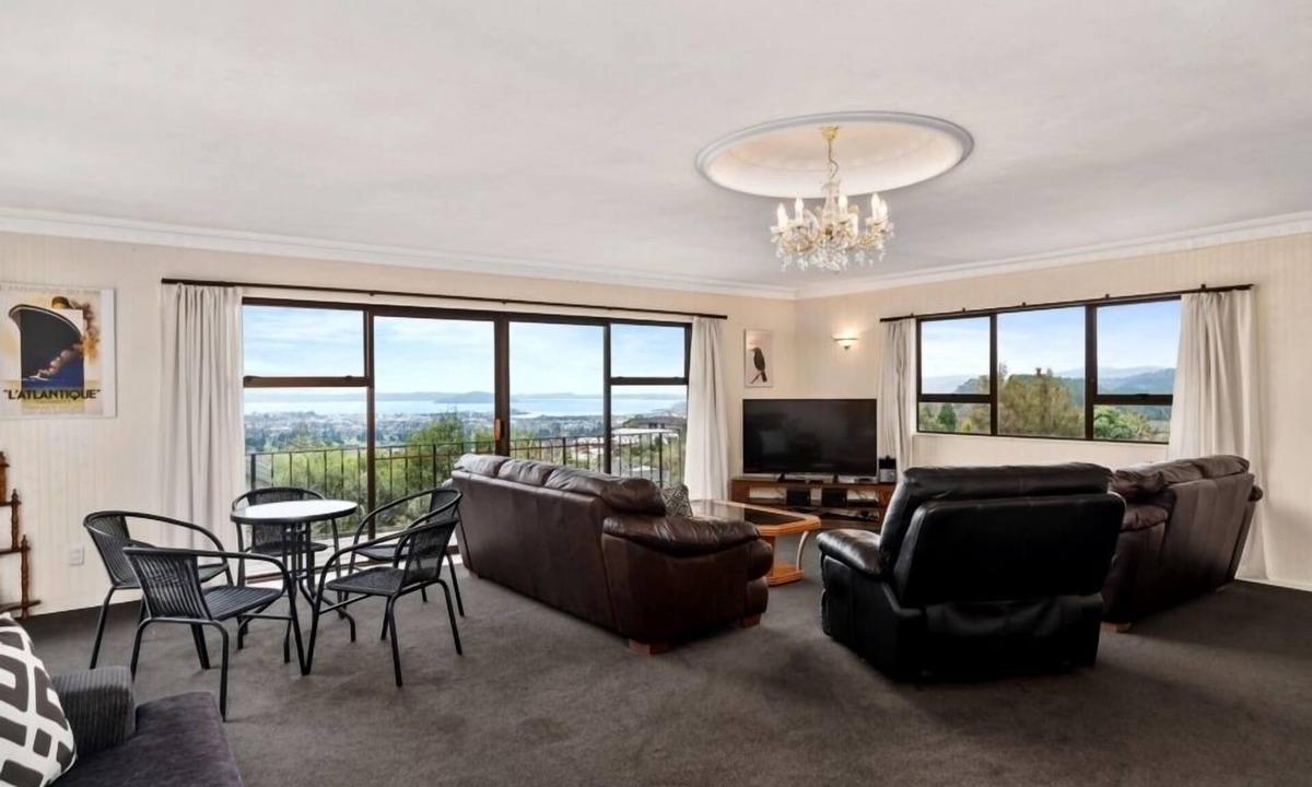 Rotorua House | THE TOP DECK (LONGER DISCOUNTED CORPORATE STAYS ARE WELCOME)