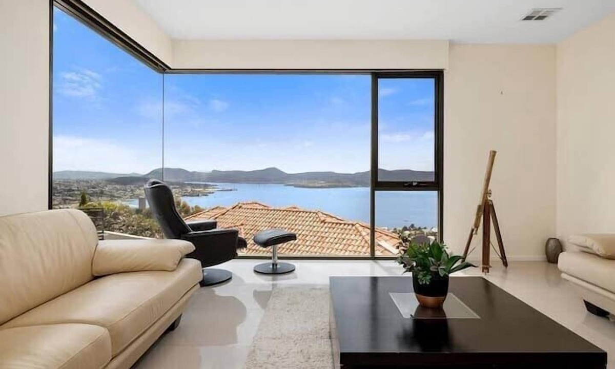 Sandy Bay House | "The View" Luxury home 5 bed/3 bath 3km to Casino